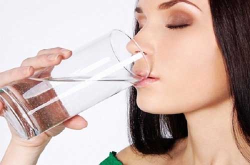 Súc miệng bằng nước muối để phòng tránh bệnh viêm họng