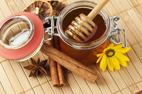 Bài thuốc chữa cảm lạnh từ mật ong và quế