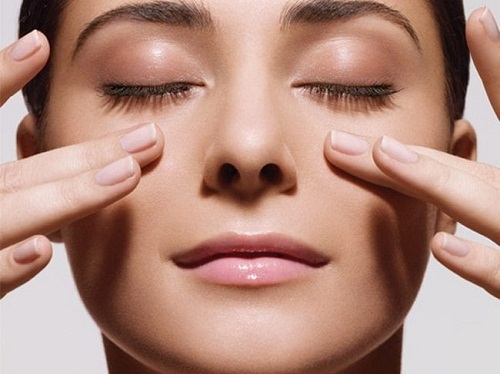 Massage mi mắt với bơ và hạt mỡ kích thích mọc lông mi hiệu quả